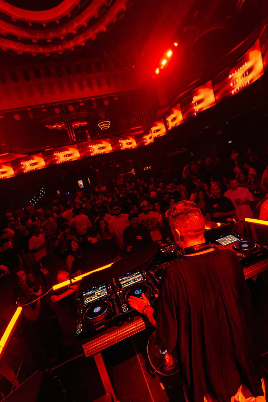 DJ INO live in the club